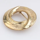 Çin Circle brooches for dresses gold custom mens pin brooch P80010 üretici firma