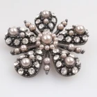 Çin Fashion jewellery flower pearl cheap wholesale rhinestone brooch P80001 üretici firma