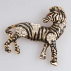 Çin Wholesale bulk men gold animal horse rhinestone brooch P80015 üretici firma