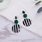 porcelana Zinc Alloy PMMA Sandalwood Earring Manufacturer from China fabricante