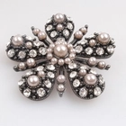 中国 Fashion jewellery flower pearl cheap wholesale rhinestone brooch P80001 メーカー