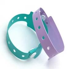 Chine Commerce de gros personnalisé PVC souple RFID bracelet jetable NFC 13,56 MHz bracelet bracelet fabricant