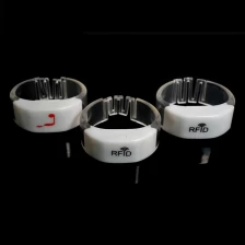 Chine Le concert fait sur commande de bracelets de partie de LED à télécommande DMX de logo RFID a mené le bracelet de lueur fabricant