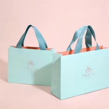 Cina Molla di carta patinata colorata che vende sacchetto di imballaggio per negozi di stoffa per gioielli produttore