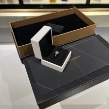 China Conjunto de caixa de embalagem de joias de madeira branca com acabamento em laca de alta qualidade moissanite diamante fabricante