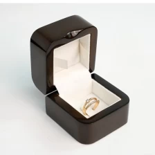 China Shiny high-quality wooden ring packaging display box diamond jewelry bespoke fashion fine brand manufacturer