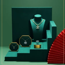 Čína přizpůsobit okno dřevěné šperky displej sada mikrovlákno šperky displej rekvizity prsten náušnice přívěsek náramek stojany výrobce
