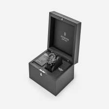 porcelana Reloj de exhibición de cojín de caja de reloj de regalo de caja de embalaje de joyería de madera personalizada de alta calidad fabricante