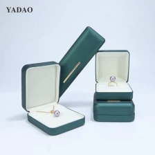 Chine Emballage de bijoux pour cadeaux de mariage et d'anniversaire, couleur verte, Festival, boîte à pendentif pour bague, conception personnalisée fabricant