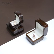 Cina fabbrica all'ingrosso personalizzata con set di gioielli in scatola di legno lucida con finitura laccata, design di lusso con diamanti produttore
