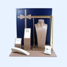 China Conjunto de exibição de joias para janela personalizada, vitrine de joalheria, adereços, colar, anéis, brinco, pulseira fabricante
