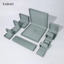 China Conjunto de caixa de embalagem de joias clássicas da moda com material de design recente, cor verde, atacado personalizado fabricante