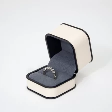 porcelana Caja de joyería al por mayor caja de anillo de plástico caja de embalaje de joyería stock fabricante