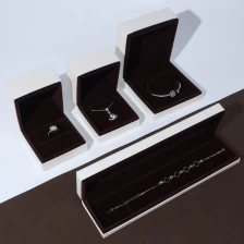 Cina personalizza la scatola per l'imballaggio dei gioielli, la scatola per l'anello in plastica, la scatola per l'imballaggio del pendente, il set di contenitori per gioielli produttore