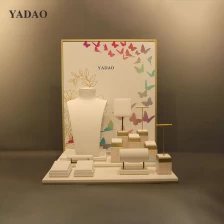 China Conjunto de adereços de exibição de joias personalizadas com padrão de borboleta gradiente branco estilo clássico de diamante fabricante