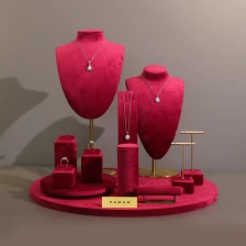 porcelana Conjunto de exhibición de joyería con ventana de terciopelo color fresa, accesorios de exhibición para mostrador de joyería fabricante