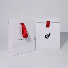Chine Sac en papier d'art d'impression CMJN en forme de triangle, sac cadeau, sac en papier de shopping pour bijoux fabricant