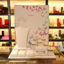 China Personalize o suporte de exibição de couro pu com padrão de borboleta, conjunto de exibição de joias para janela, suportes para exibição de contador de joias fabricante