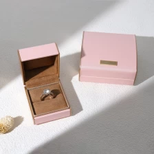 Chine Boîte à bagues en plastique et cuir pu de couleur rose, boîte d'emballage de bijoux, boîte à bagues d'emballage à fente fabricant