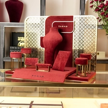 الصين مجموعة عرض المجوهرات الفاخرة المارون المخملية تقف نافذة عرض الدعائم المجوهرات في المتجر والمعرض الصانع