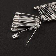 China Cyg venda quente emblemas moda personalizado em forma de pêra alfinetes de segurança de metal pinos de segurança de vestuário 28mm fabricante