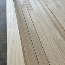 China AB-klasse Radiata Pine massief houten plank, ovengedroogd hout voor meubels fabrikant