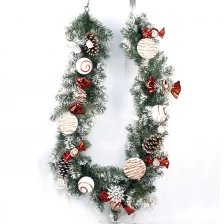 中国 Senmasine 6 フィート クリスマス ガーランド 人工 PVC キャンディ ボール付き 松ぼっくり ベリー ポインセチア クリスマス パーティー ハンギング デコレーション メーカー