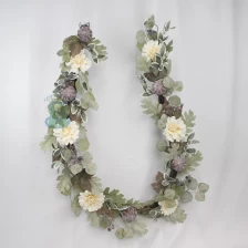 中国 Senmasine 6フィート 秋のカエデの葉ガーランド、人工ユーカリの葉、牡丹の花、松ぼっくり、カボチャのベリー付き メーカー