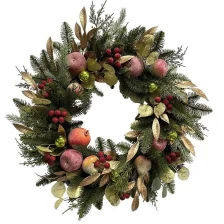 porcelana Corona de frutas navideñas Senmasine de 26 pulgadas con hojas doradas de frutos rojos, rama de aguja de pino, decoración colgante para puerta delantera fabricante