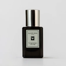China Garrafa popular de perfume de vidro de cor preta com pulverizador fabricante