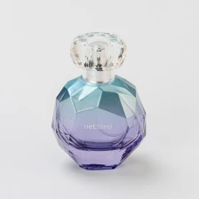 porcelana Botella de cristal de lujo del espray de perfume del final 50ml del revestimiento de iones pequeña con la tapa fabricante
