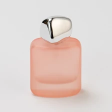 porcelana Botella de fragancia de perfume de botella de vidrio rosa esmerilado para decoración del hogar con tapa plateada fabricante