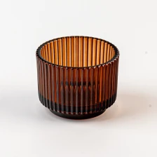 Chiny Popularny kolorowy szklany słoik na świece w pionowych paskach do pakowania świec producent