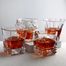 Çin El yapımı kurşun ücretsiz kristal ağır dip viski cam seti 4 üretici firma