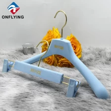 China Luxury Sky Blue Kleidungskleidung Velvet Kleiderbügel mit Logo Hersteller Lieferant Hersteller