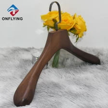 중국 최상의 품질 헤비 듀티 건 검은 후크 나무 코트 걸이 차이나 공장 제조업체