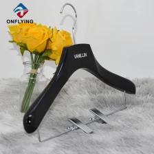 中国 服用のホットセラーの光沢のある黒い豪華な木製ハンガー中国のサプライヤー メーカー