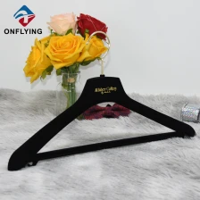 中国 多機能のスタイリッシュな黒のカスタム ベルベット スーツ ハンガー中国工場 メーカー