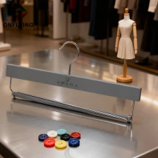 중국 우아한 사용자 정의 로고 금속 및 나무 막대 회색 나무 바지 걸이 중국 공급 업체 제조업체