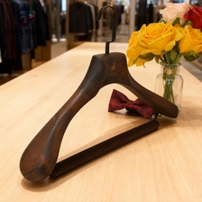 中国 黒の正方形のフックには、衣類の木製ハンガー中国メーカーを吊るすロゴが刻まれています メーカー