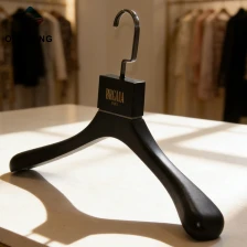 中国 大きな刻まれたロゴ アッシュツリー木製黒カスタマイズ ハンガー中国サプライヤー メーカー