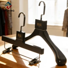 中国 高級黒カスタマイズされたロゴ衣類アッシュツリー木製ハンガー セット中国サプライヤー メーカー