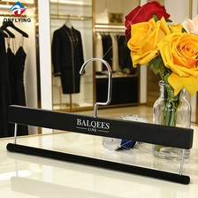 中国 ファッションはブティック工場中国のためのサイズの耐久性のある黒い木のパンツ ハンガーをカスタマイズしました メーカー