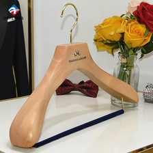 Chine Logo personnalisé Large épaule Premium Couleur naturelle Cintre en bois Fabricant Chine fabricant