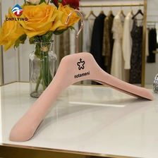 中国 Custom Hook Size Wide Shoulder Sturdy Engraved Wooden Coat Hanger Factory China - COPY - r0i8uf メーカー