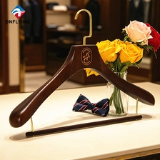 Chine Cintre de costume en bois de lotus marron à large épaule robuste de luxe avec barre de velours fournisseur Chine fabricant