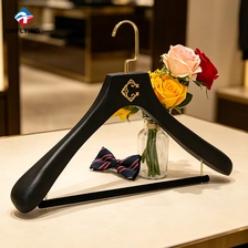 Chine Luxury Heavy Duty Wide Shoulder Brown Lotus Wood Suit Hanger with Velvet bar Supplier China - COPY - rlk7qb fabricant