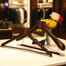 Chine Luxury Heavy Duty Wide Shoulder Brown Lotus Wood Suit Hanger with Velvet bar Supplier China - COPY - hg0pbg fabricant