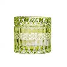 China Vaso de vela de vidro de luxo pulverizado verde em relevo com tampa fabricante
