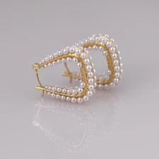 Cina Orecchino a bottone con micro pavé di gioielli alla moda con perle bianche a cerchio. produttore